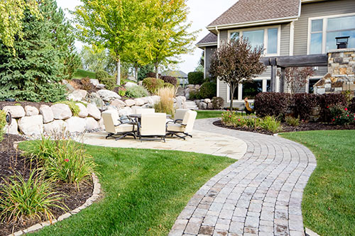Curved stone patio by Meadowgreen Landscape